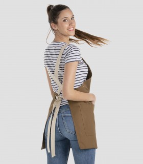 Delantal con peto para mujer con bolsillos color marrón