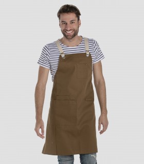 Delantal con peto con bolsillos en color marrón