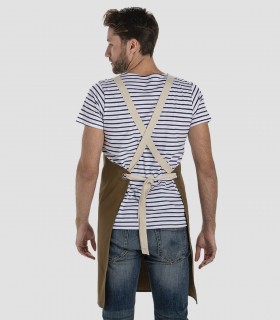 Delantal con peto con bolsillos en color marrón