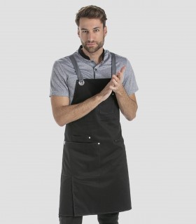 Delantal con peto con bolsillos en color negro