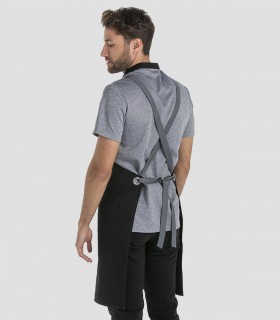 Delantal con peto con bolsillos en color negro